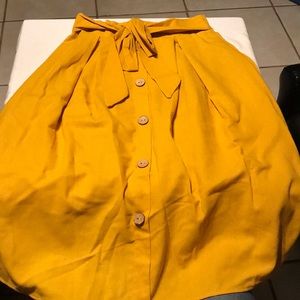 New w/o tags mustard skirt